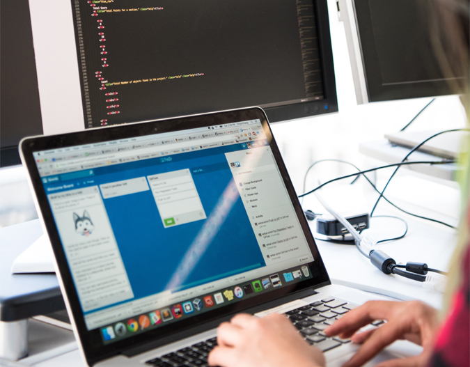 Una persona usando Trello en su computadora portatil